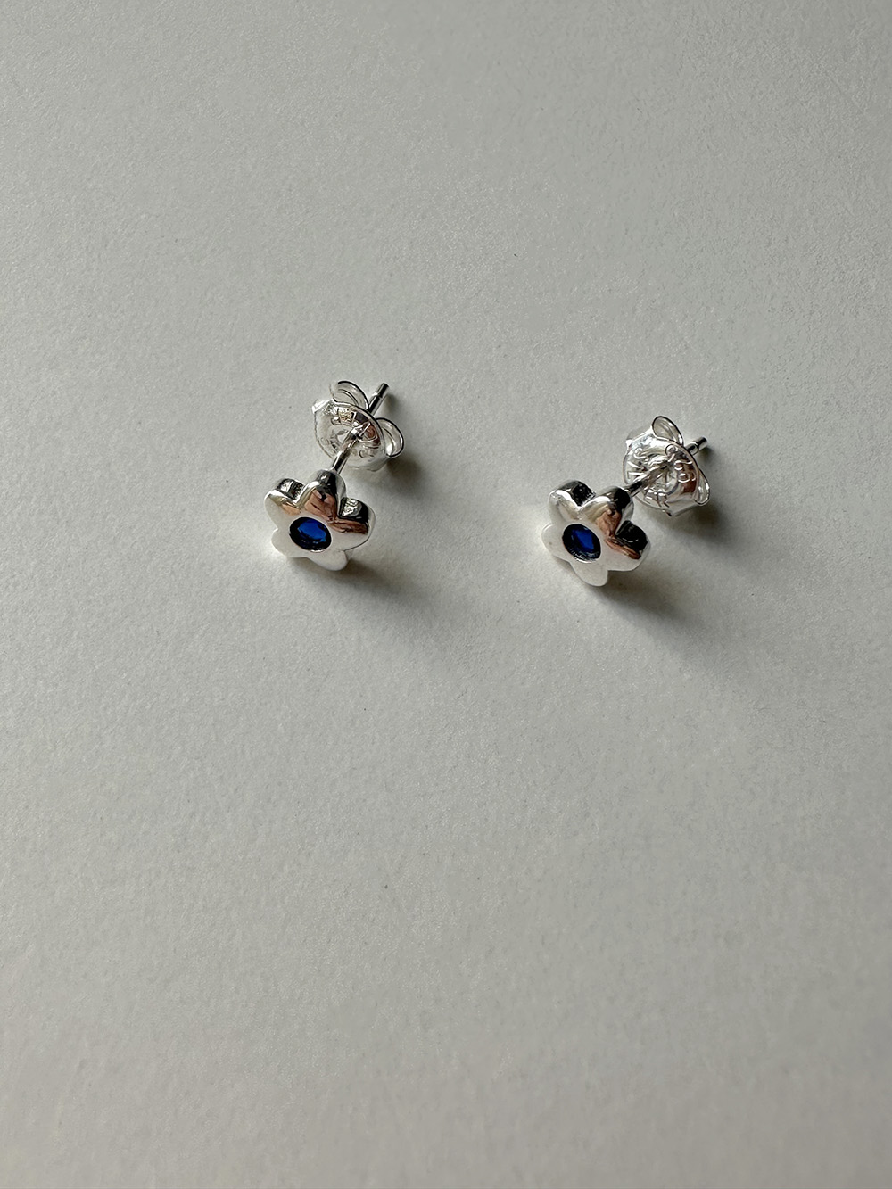 [92.5 silver] Blue stone flower earring