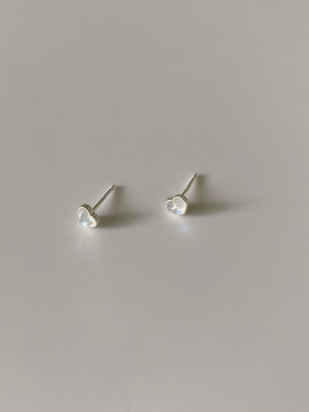 [92.5 silver] tiny heart opal earring