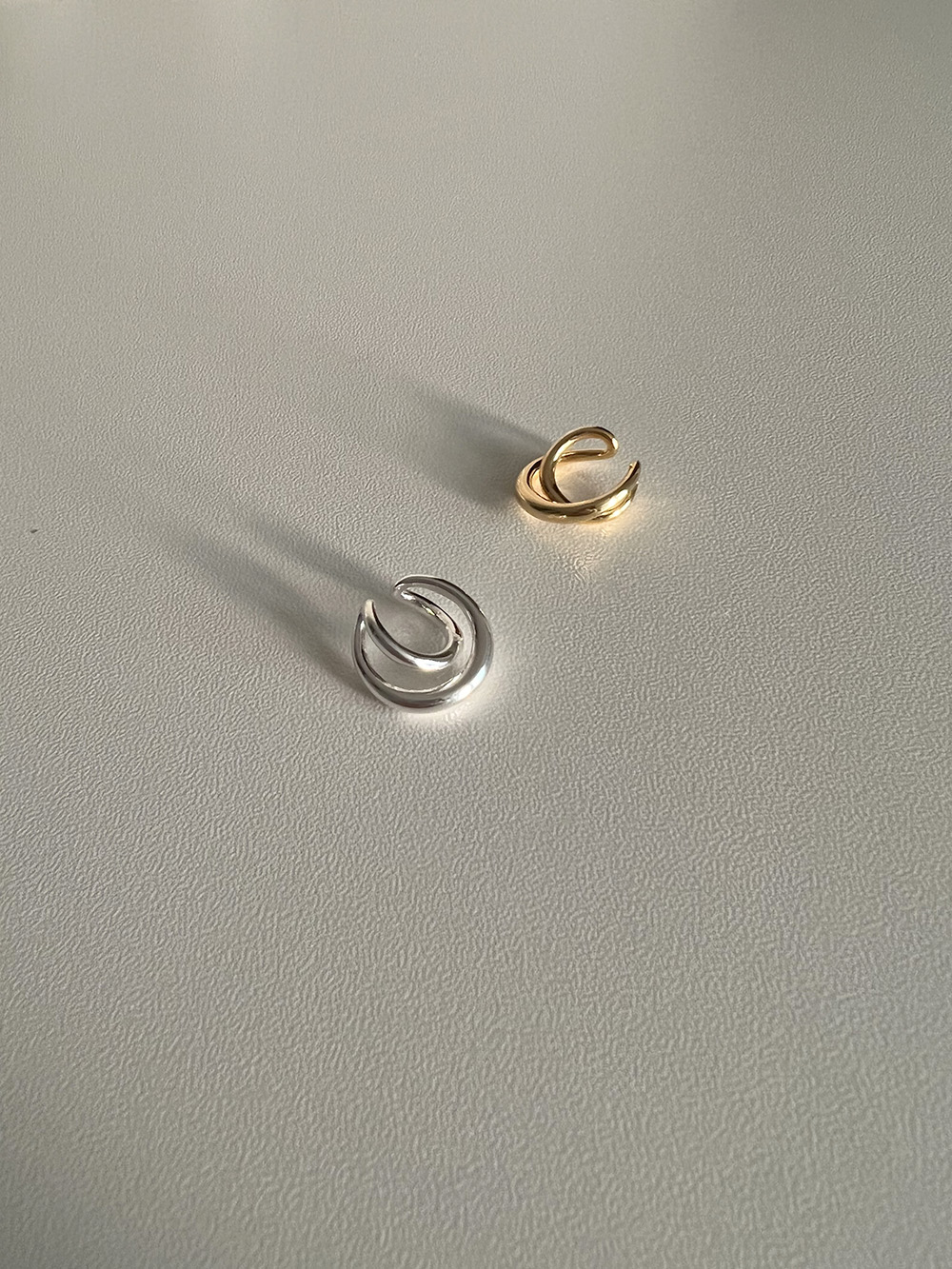 [92.5 silver] turning earcuff (2color)